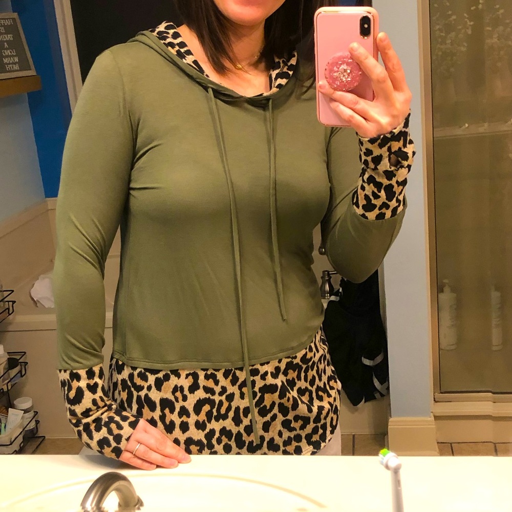 Hunter green and leopard long sleeve shirt with hood Size S